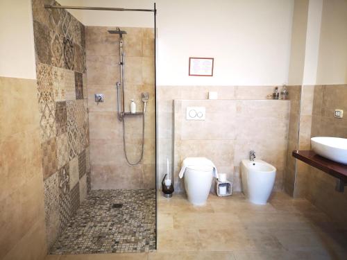 ein Bad mit einer Dusche, einem WC und einem Waschbecken in der Unterkunft Residenza la Gallinella in Comacchio