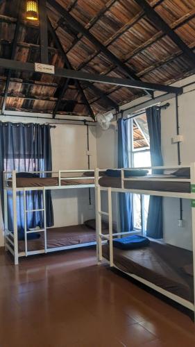 Palanda nebo palandy na pokoji v ubytování Crossroads Hostel 1957