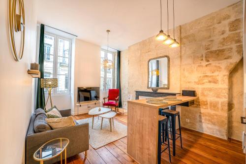 Cet appartement comprend une cuisine et un salon avec un bar. dans l'établissement Appartements Climatises en Hyper Centre, à Bordeaux