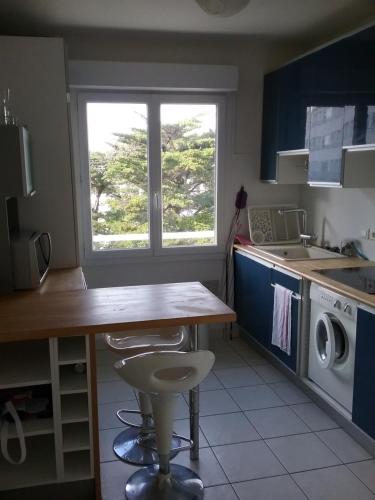 une cuisine avec une table, un évier et une fenêtre dans l'établissement GOELETTE LA BAULE, à La Baule