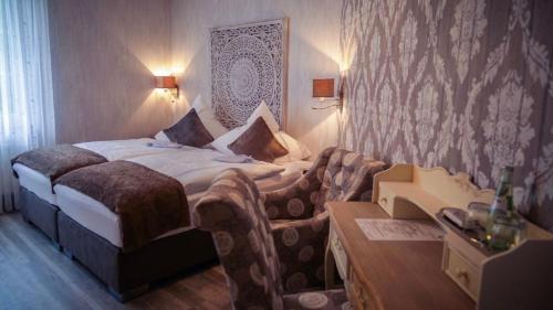 Un pat sau paturi într-o cameră la Hotel Haus Loewe