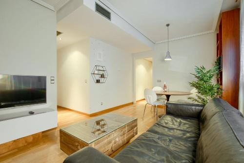 A television and/or entertainment centre at Apartamento en Chamberí con piscina - Lovely apartment in the City Center with swimming pool