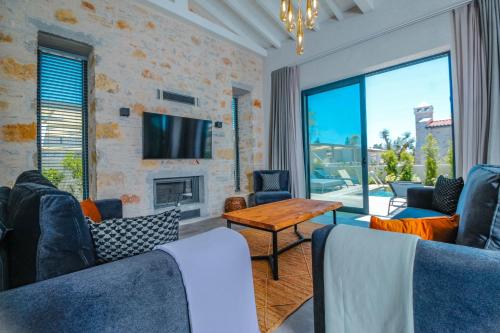 Μια τηλεόραση ή/και κέντρο ψυχαγωγίας στο Bodrum Ortakent Luxury Private Villa with Pool