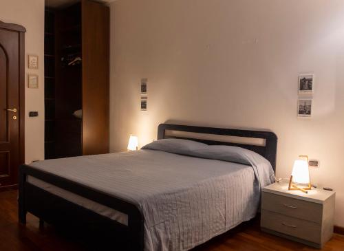 イグレージアスにあるA 2 passiのベッドルーム1室(ベッド1台、テーブルにランプ2つ付)