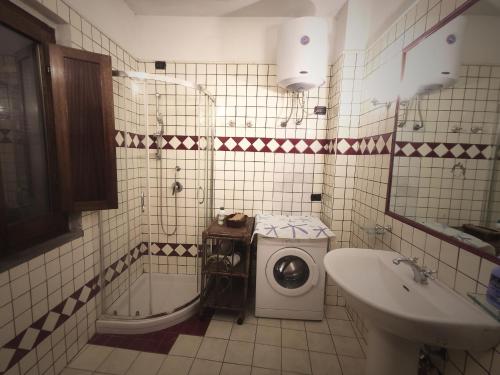 イグレージアスにあるA 2 passiのバスルーム(洗濯機、シンク付)