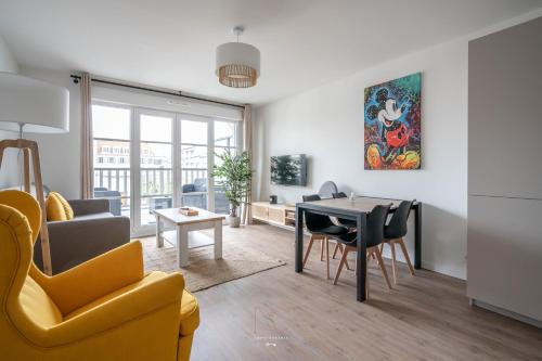 un salon avec une table et une salle à manger dans l'établissement Disneyland-Paris 4pers, Parking, Wifi, à Serris
