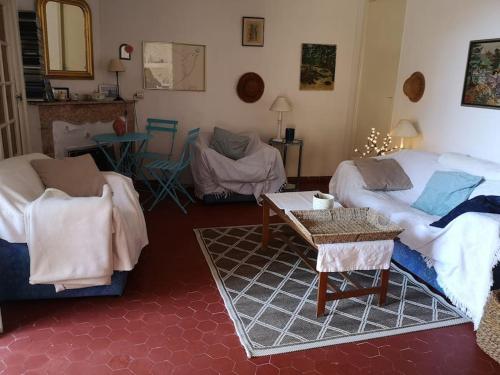 un salon avec un canapé et une table dans l'établissement La Casetta du village, calme et extérieur, à Saint-Vallier-de-Thiey