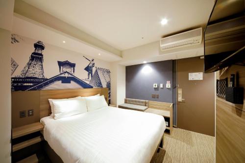 札幌市にあるトラベロッジ札幌すすきのの白いベッドと塔のある壁が備わるベッドルーム1室が備わります。