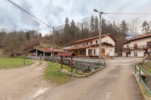 un camino de tierra en un pueblo con una casa en TURISTIČNA KMETIJA IVANKOTOVI 