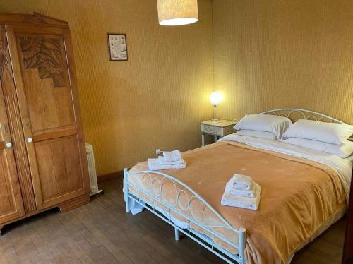 a bedroom with a bed with towels on it at May's Cottage in Availles-Limouzine