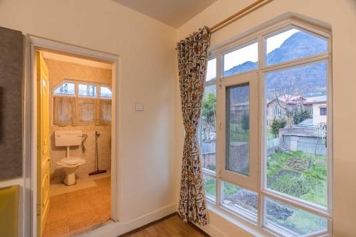 斯利那加的住宿－Zostel Srinagar，一间带大窗户和卫生间的浴室