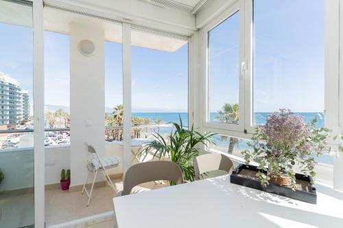 ein Esszimmer mit Blick auf das Meer in der Unterkunft MONKÓ ON THE ROCK in Torremolinos