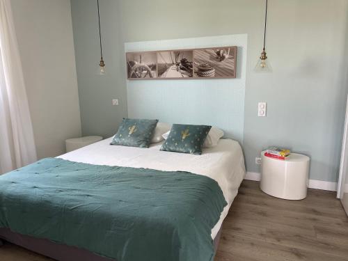 1 dormitorio con 1 cama con edredón verde en La Sté en Porticcio
