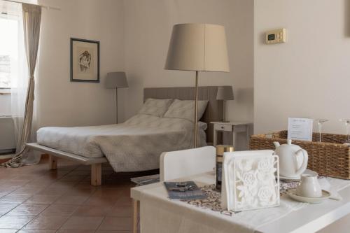 マテーラにあるIl Vicinato, casa vacanza immersa nel cuore dei Sassiのリビングルーム(ベッド1台、テーブル、シドウテーブル付)