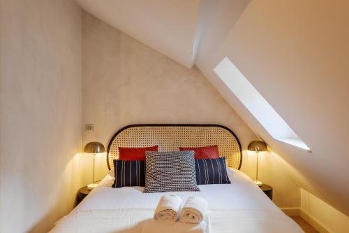 une chambre avec un lit avec deux serviettes dessus dans l'établissement La Tourelle & l'Honoré - 2 appartements dans le Centre historique de Rennes, à Rennes