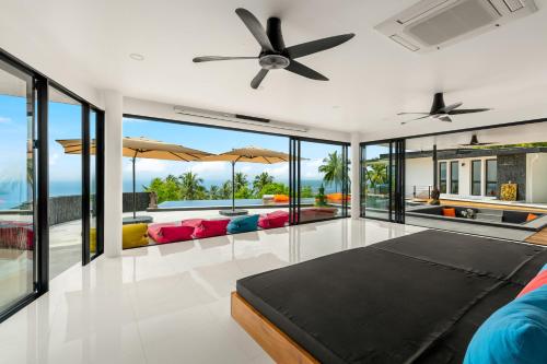 salon z kanapą i wentylatorem sufitowym w obiekcie Infinity villa 600 M2 sea view w mieście Haad Yao