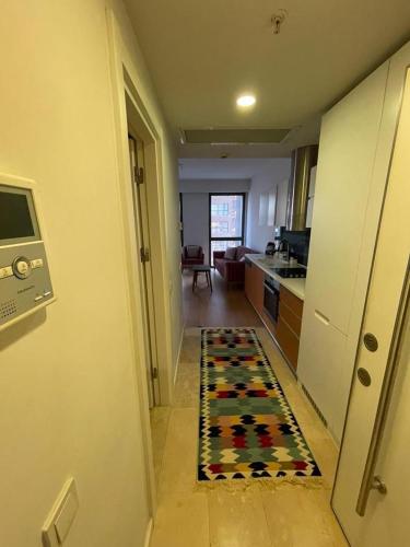corridoio con cucina con tappeto sul pavimento di Fully equipped house within a serviced compound a Istanbul