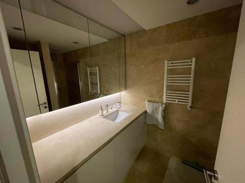 bagno con lavandino e specchio di Fully equipped house within a serviced compound a Istanbul