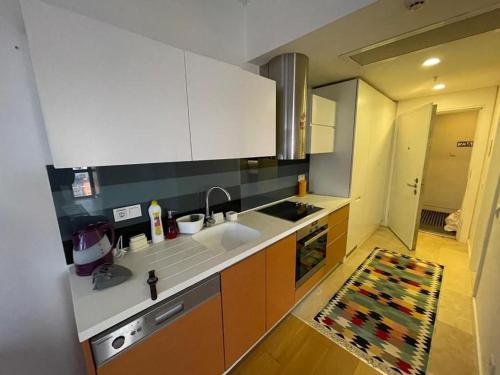 una cucina con lavandino e piano di lavoro di Fully equipped house within a serviced compound a Istanbul