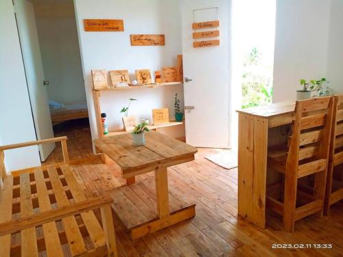Habitación con mesa de madera, mesa y sillas. en Tanay Overlooking Sea of Clouds Staycation house en Tanay