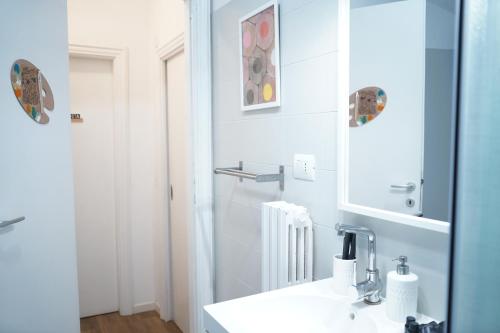 uma casa de banho com um lavatório e um espelho em B&B Arts And Music em Ancona