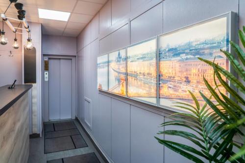 um corredor com grandes janelas num edifício em Hotel Metro em Budapeste