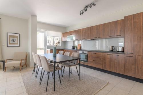 Superior 3BR Apartment in Chalandri by UPSTREET