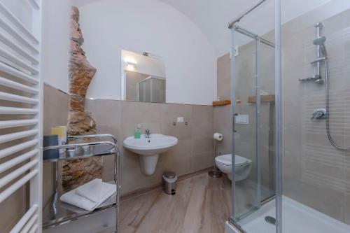 uma casa de banho com um chuveiro, um lavatório e um WC. em Casa Brambilla em Cissano