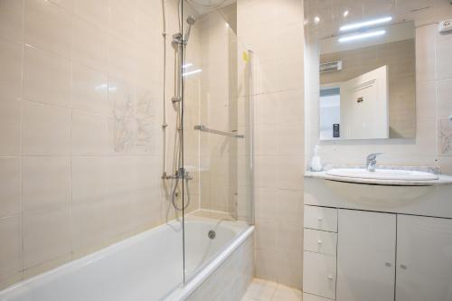 ein Bad mit einer Dusche und einem Waschbecken in der Unterkunft Hoso Apartments T1 in Costa da Caparica