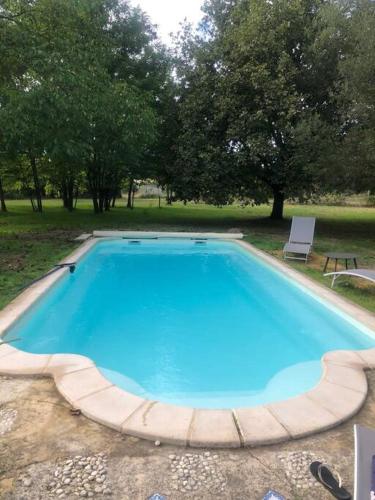 une grande piscine bleue dans une cour dans l'établissement Domain de Montvert - 5 min from Saint Emilion, à Sainte-Terre