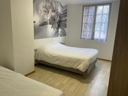 ein Schlafzimmer mit 2 Betten und einem Wandgemälde in der Unterkunft Hotel Restaurant L'Escale in Sainte-Nathalène