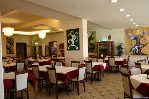 una sala da pranzo con tavoli e sedie in un ristorante di Hotel Moro Freoni a San Pietro in Cariano