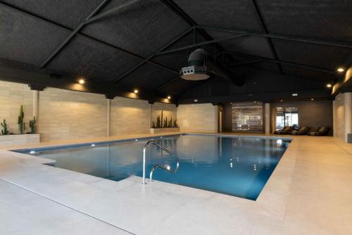 een zwembad met een kraan in een gebouw bij Resort Citta Romana in Hellevoetsluis