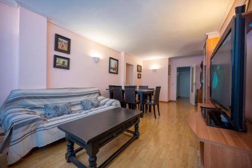 Beautiful Parque Loix 4 bedroom apartment shared pool, tennis court