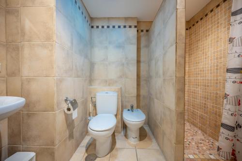 Beautiful Parque Loix 4 bedroom apartment shared pool, tennis court