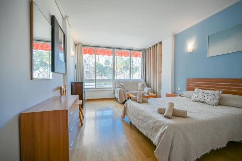 um quarto grande com uma cama grande e um sofá em Beautiful Parque Loix 4 bedroom apartment shared pool, tennis court em Benidorm