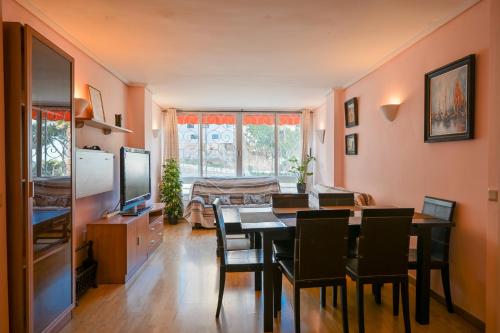 Beautiful Parque Loix 4 bedroom apartment shared pool, tennis court