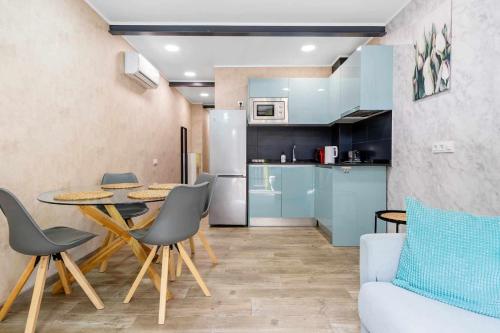 レウスにあるApartments Lilia Reusのテーブルと椅子のあるキッチンとダイニングルーム