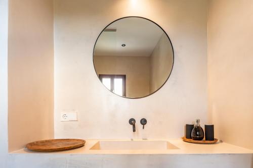 y baño con lavabo y espejo. en Casa Juliarina en San Jose de sa Talaia