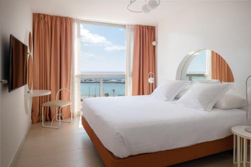 um quarto com uma cama grande e uma janela grande em Plus Fariones Habitat em Arrecife