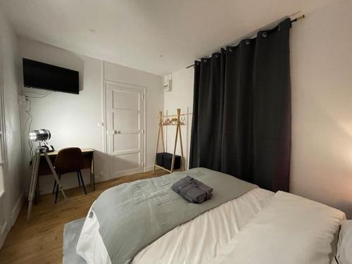 - une chambre avec un lit et un sac dans l'établissement Republique garden, à Dijon