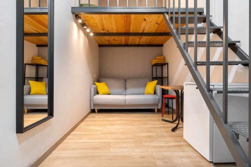 sala de estar con sofá y escalera en Apartments Lilia Reus en Reus