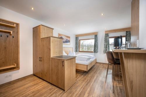 een kamer met een slaapkamer met een bed en een keuken bij Tauerncamping Apartment in Radstadt