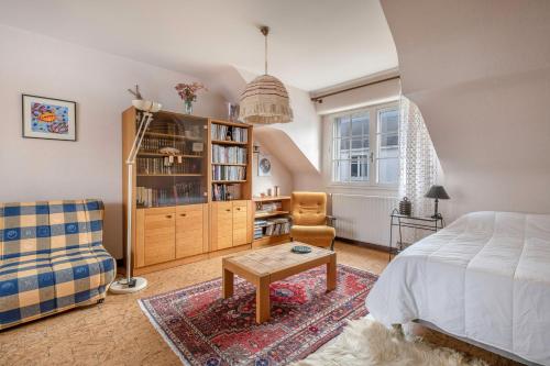 um quarto com uma cama, uma cadeira e uma mesa em Maison a 300 m du port du Croisic! em Le Croisic