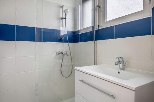 uma casa de banho com um chuveiro e um lavatório. em Maison a 300 m du port du Croisic! em Le Croisic