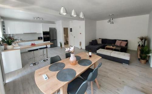 eine Küche und ein Wohnzimmer mit einem Tisch und Stühlen in der Unterkunft Apartment near Athens Airport, Rafina Port and Sea in Artemida