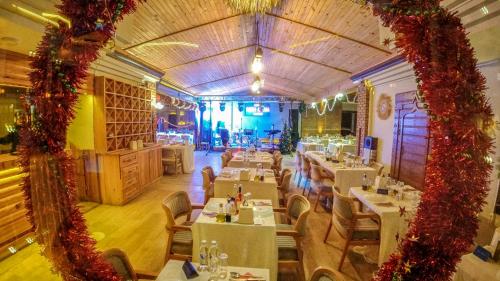 ダルヤンにあるDalyan Hotel Nish Cariaのダイニングルーム(テーブル、椅子、鏡付)