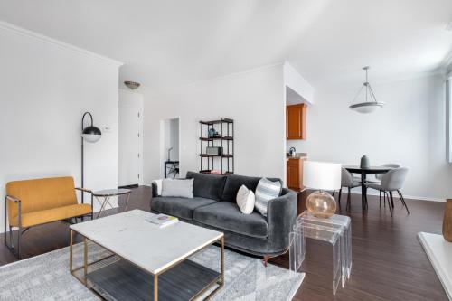 Uma área de estar em Beverly Hills 1BR nr Century City The Grove LAX-369