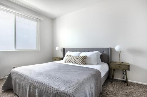 a white bedroom with a bed and a window at Beverly Hills 1BR nr Century City The Grove LAX-369 in Los Angeles