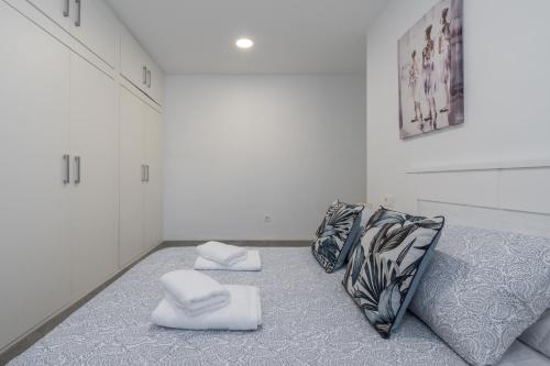 グラナダにあるtuGuest Ronda Aparmentの白い部屋(床に白いタオル2枚付)